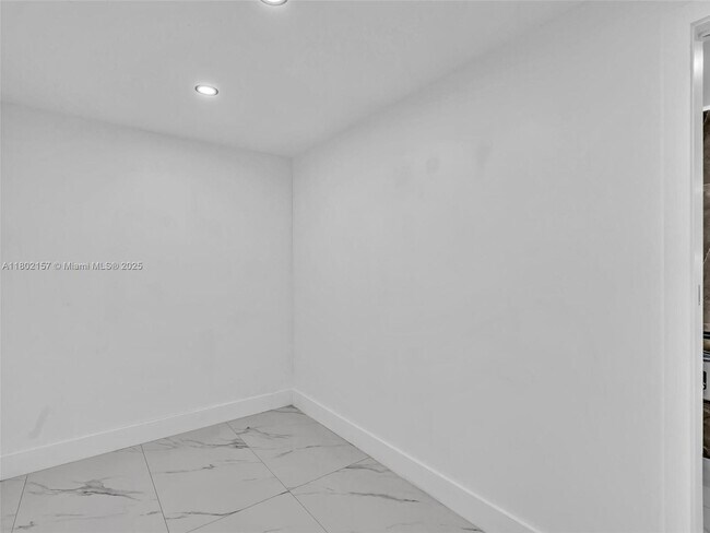 Building Photo - 4941 SW 44th Ave