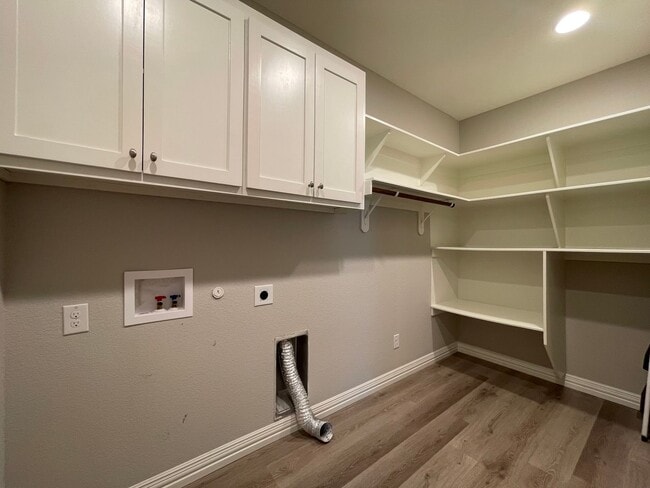 Building Photo - AVAILABLE NOW 3 BEDROOM 2 BATH WITH OFFICE...