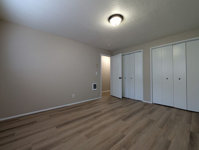 Building Photo - Bright 3 bedroom/ 1 bathroom Duplex with a fireplace and covered parking!