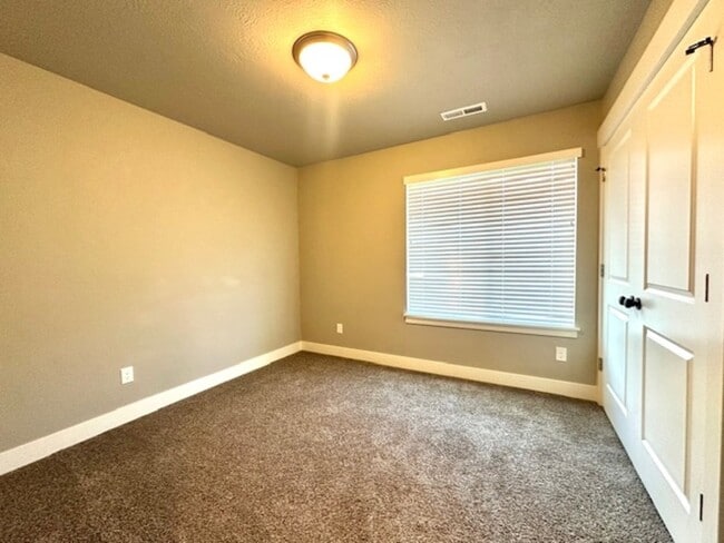 Building Photo - 1095 S 150 W
