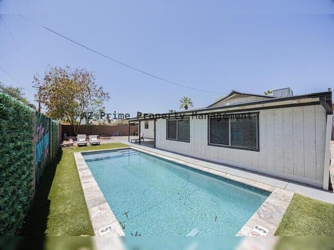 Building Photo - 8447 E Lewis Ave