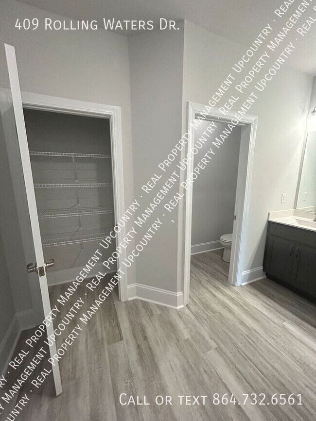 Building Photo - 409 Rolling Waters Dr