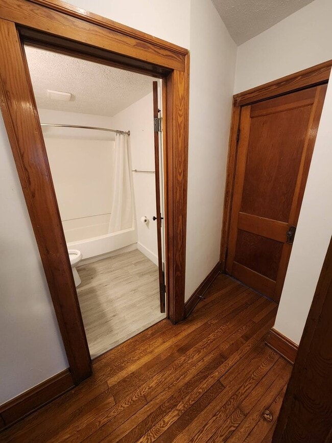 Building Photo - 2033 Robin St