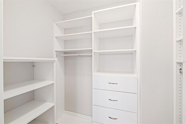 Building Photo - 2305 Edgewater Dr