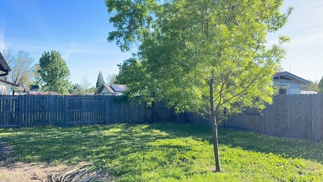 Building Photo - Modern 2-Bedroom Duplex with New Kitchen &...