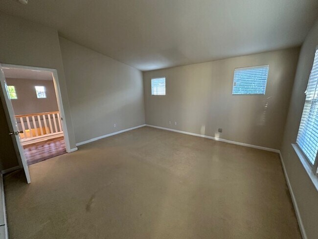 Building Photo - Spacious 4-Bedroom, 2.5-Bathroom Home, Fre...