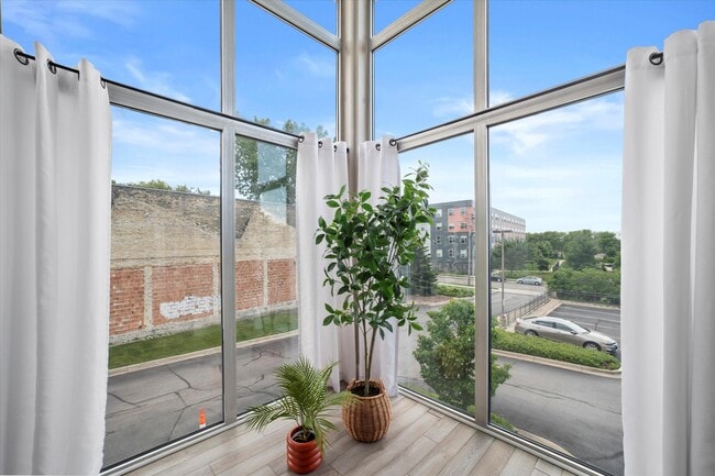 Building Photo - 2121 S Kinnickinnic Ave
