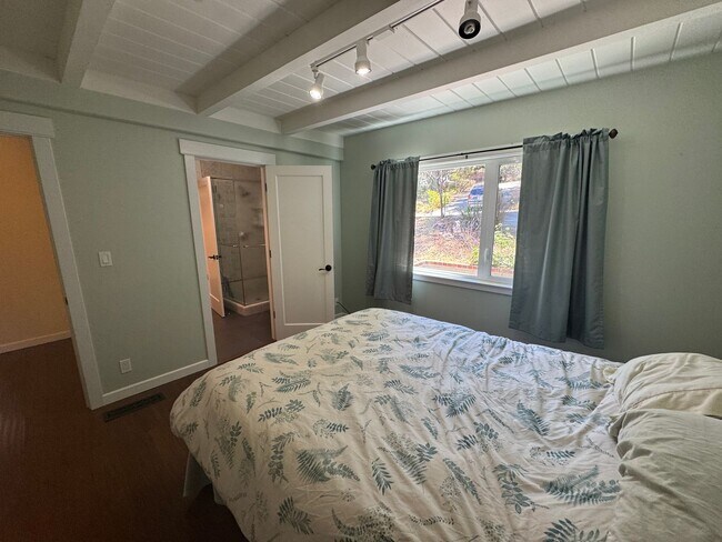 Building Photo - Beautiful 3 Bedroom/2 Bathroom Plus Bonus Room in Ben Lomond