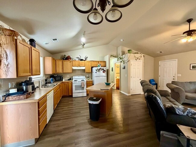 Building Photo - 310 S Rachel Ave