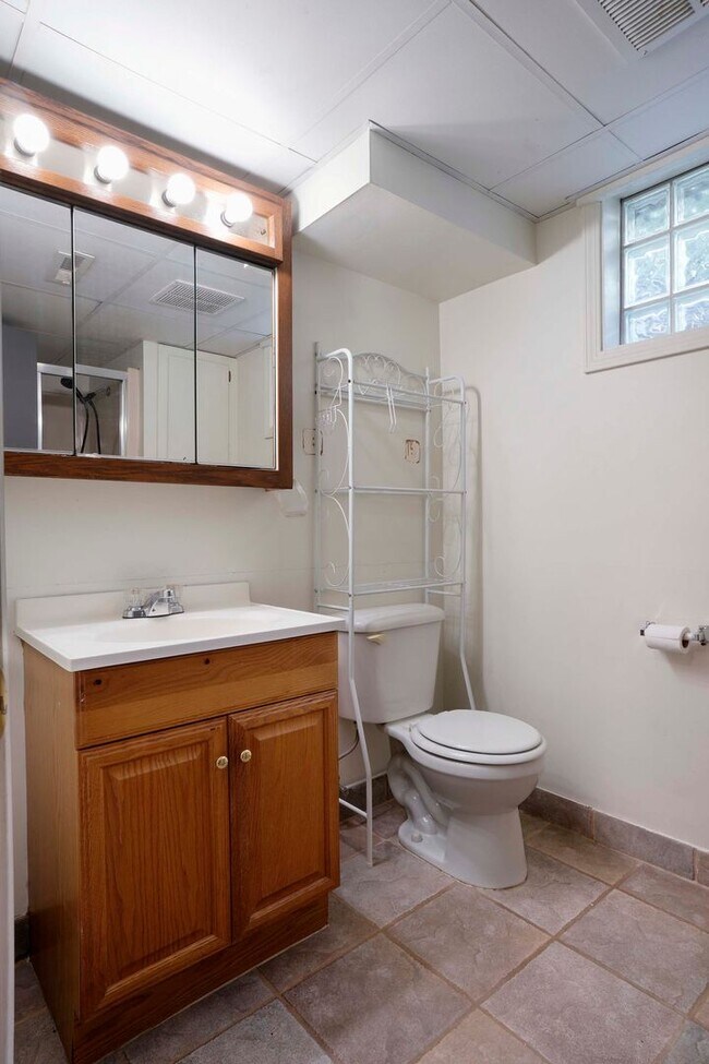 Building Photo - AVAILABLE NOW - Fully Updated 4 Bed / 2 Bath in Gladstone – Open Floor Plan + Large Fenced Yard!