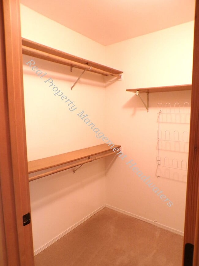 Building Photo - 5 Bedroom 2-1/2 Bath House for Rent