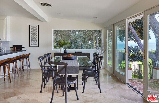 Building Photo - 1115 Palos Verdes Dr W