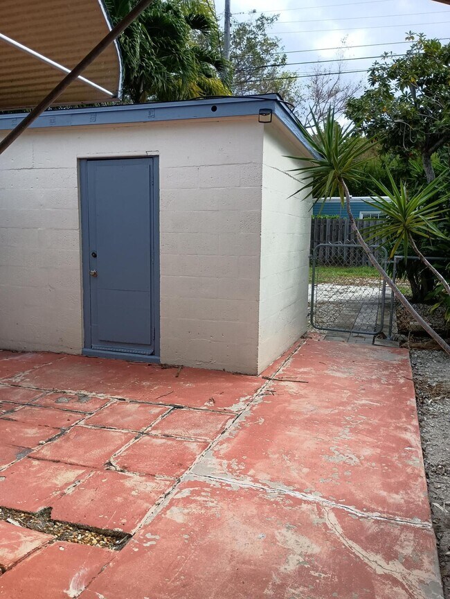 Building Photo - 622 N L St