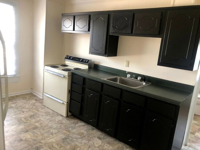 Building Photo - Two bedroom, 1 bath Quadplex in Burlington