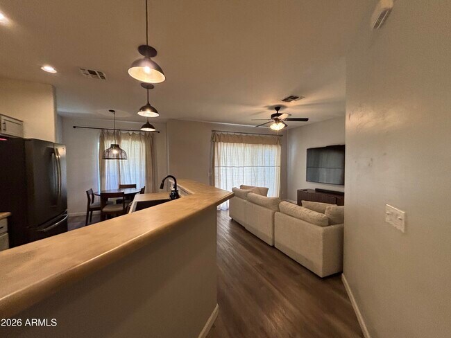 Building Photo - 948 E Savannah Dr