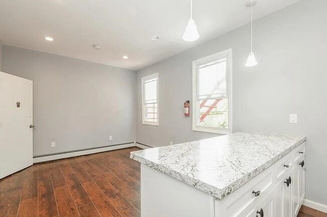 Building Photo - 705 8th St