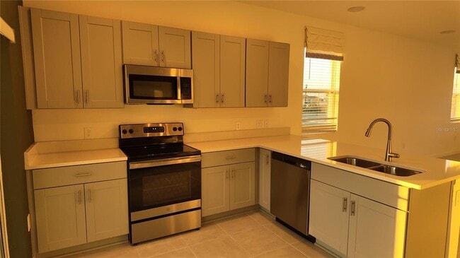 Building Photo - 2004 Viewfinder St