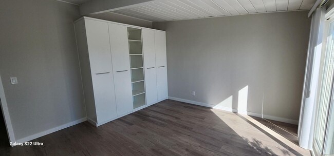 Building Photo - Freshly remodeled, 4 bedroom 2 bath house ...