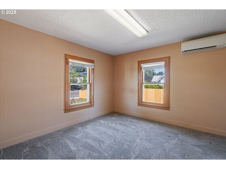 Building Photo - 5324 SE Flavel St