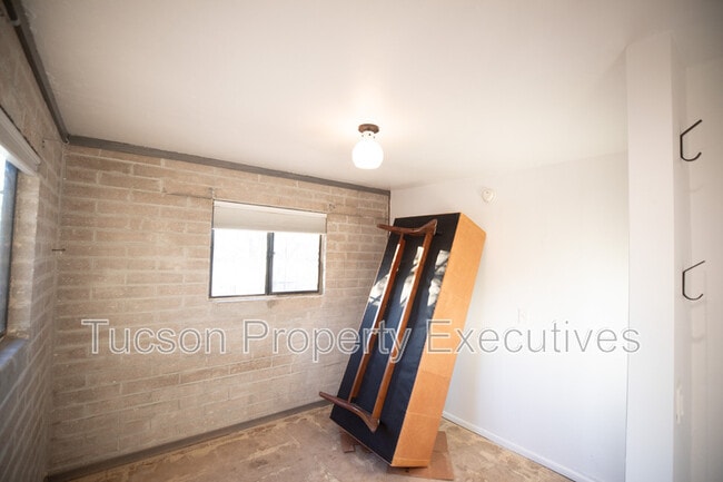 Building Photo - 419 E Lester St