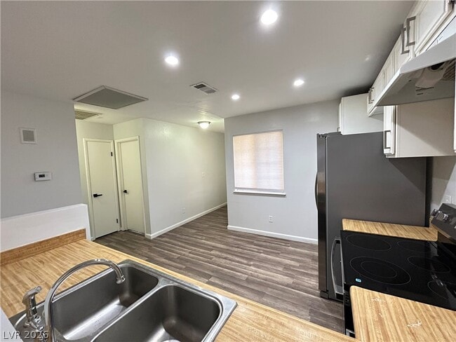 Building Photo - 7135 Shadow Crest Dr