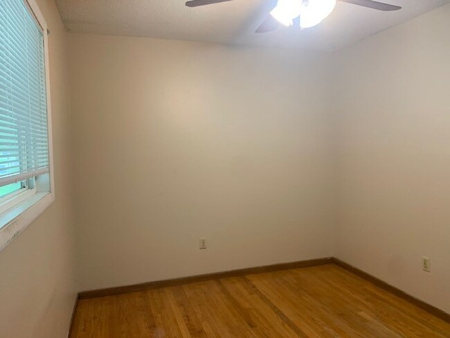 Building Photo - 4 Bedroom 2 Bath Home Available for Rent i...