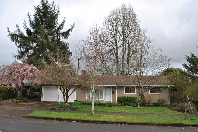 Building Photo - Beautiful Single Level 3/2 Charming NW Cor...