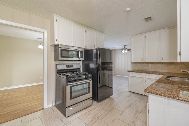 Building Photo - 1509 N San Jacinto St