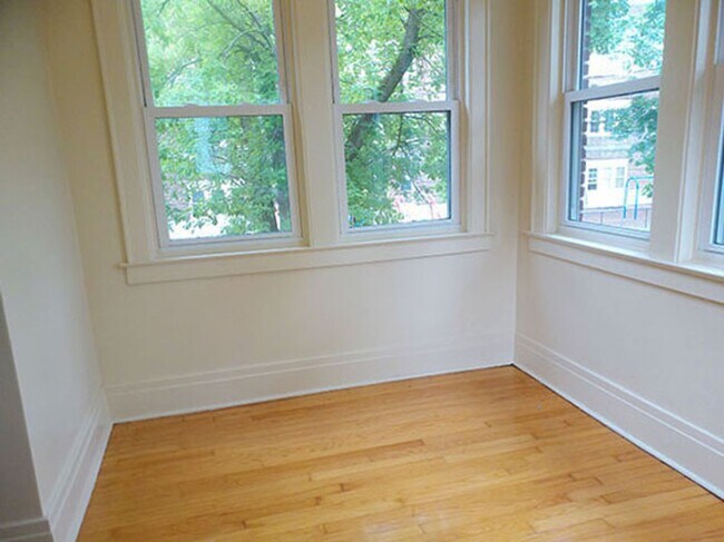Building Photo - Available 6/1/26 Newly Renovated Spacious ...