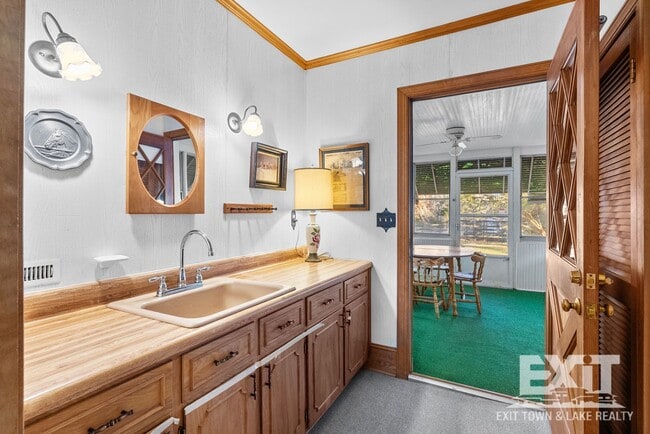 Building Photo - 3 Bedroom 2 Bathroom Home