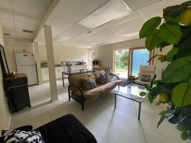 Building Photo - 5102 Warren Plz NW