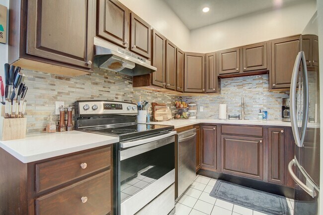 Building Photo - 65 Hemenway St