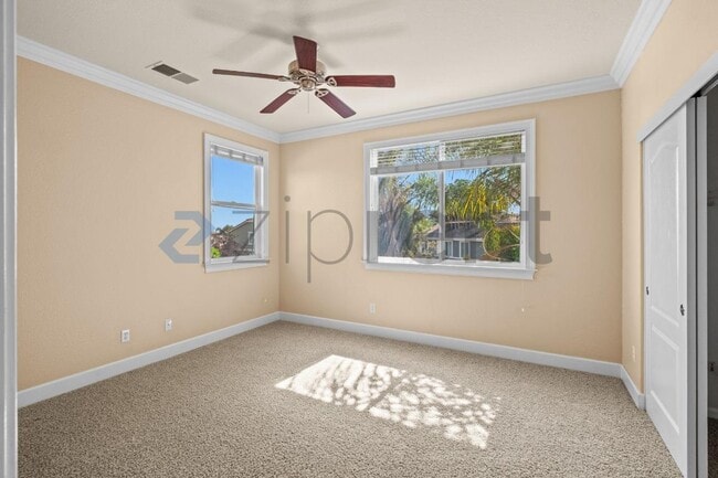 Building Photo - 338 Roundhill Dr