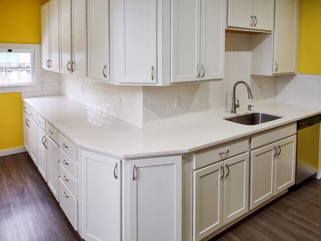 Building Photo - 506 SE 6th Ave