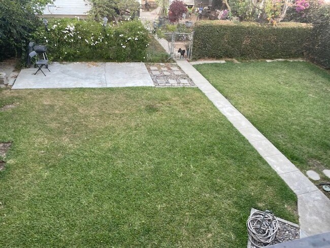 Building Photo - 827