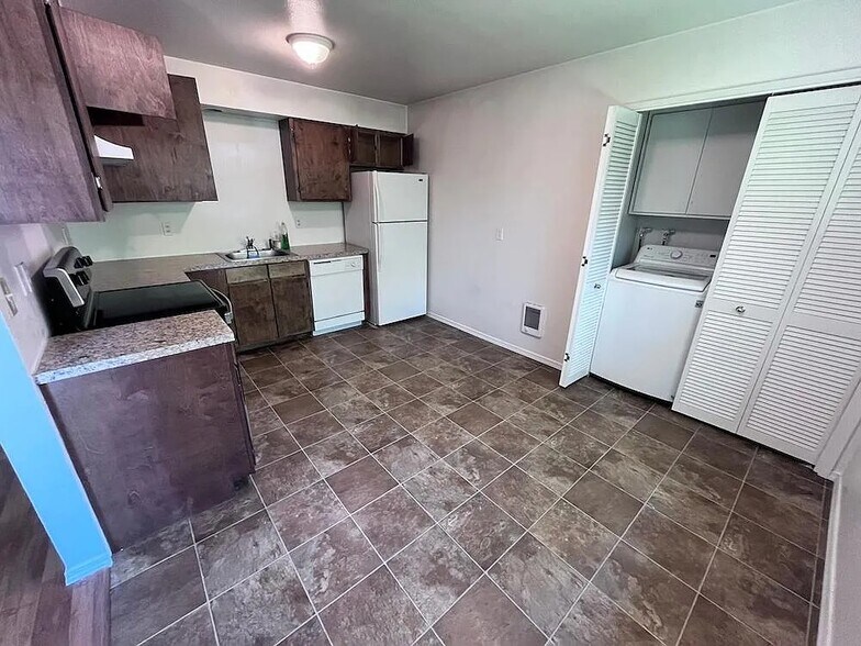 Building Photo - 4323 N Commercial Ave