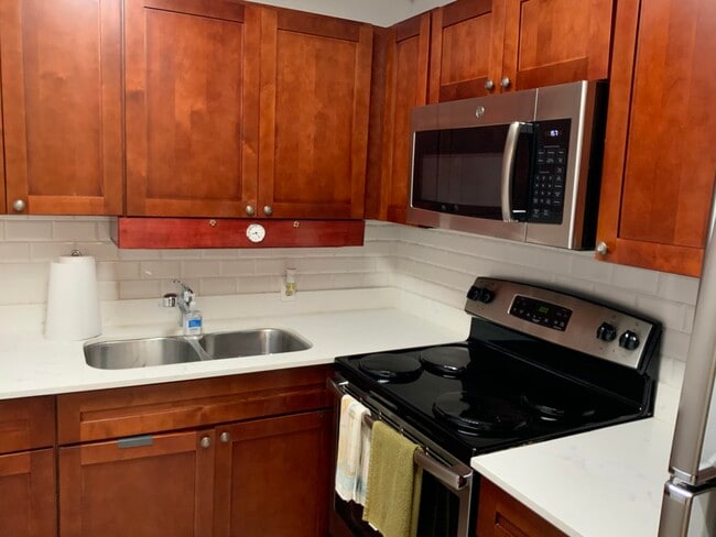 Building Photo - 223 Fanshaw F