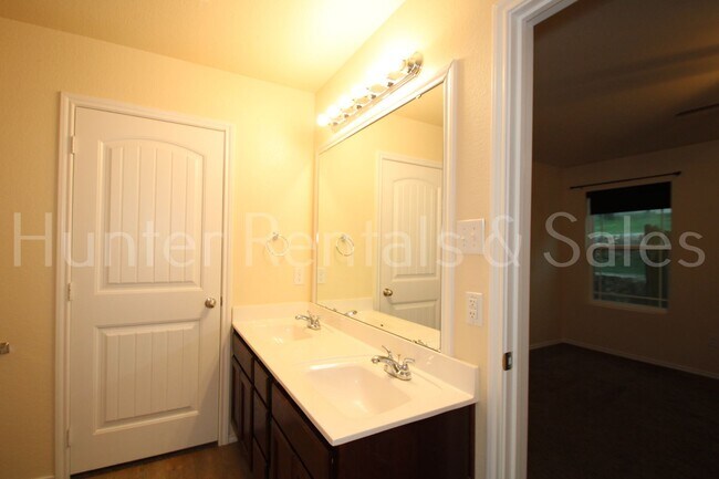 Building Photo - Beautiful 4-Bedroom, 2-Bath Home for Rent ...