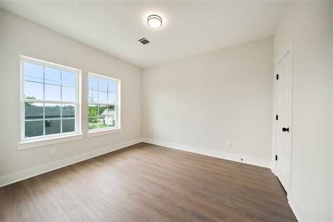 Building Photo - 1003 E 33rd St