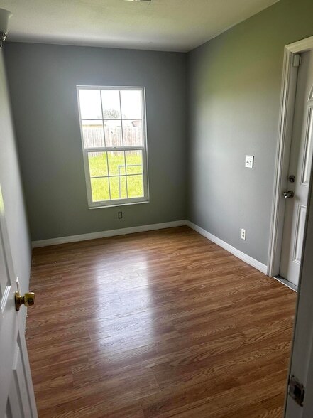 Building Photo - 1021 SW Du Bois Ave