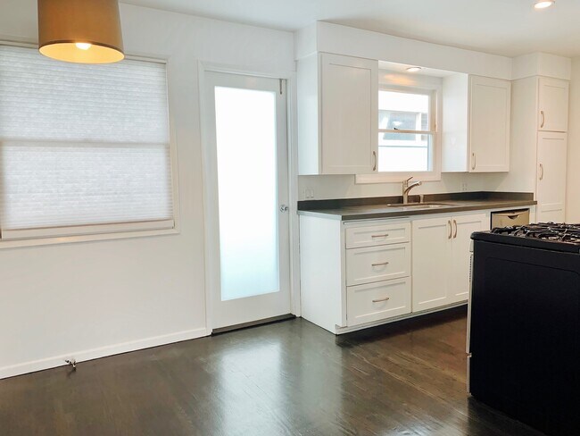 Building Photo - 710 Bay St