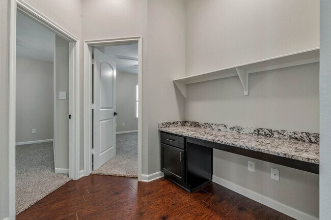 Building Photo - Available for June Move in! Charming 3/2 in Castlegate 2!