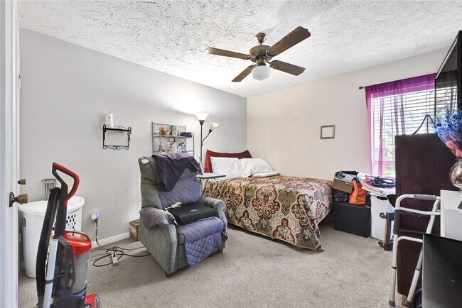 Building Photo - 2215 Saradon Dr