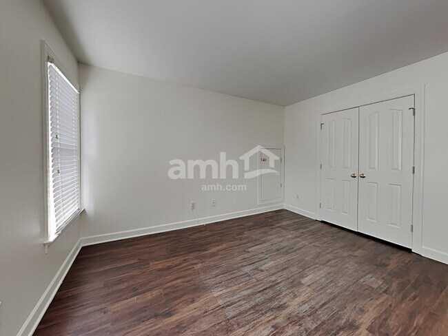 Building Photo - 300 Lucas Park Dr