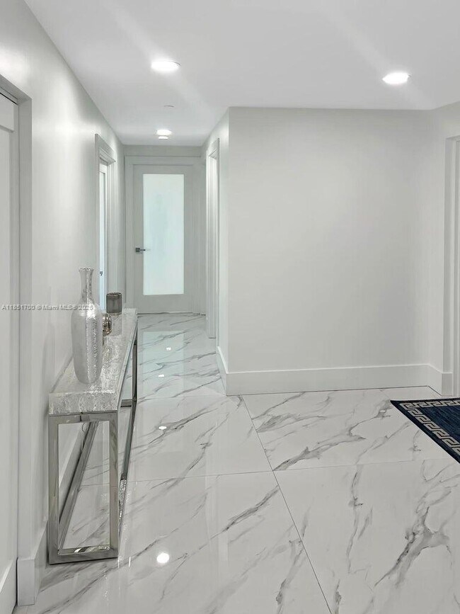 Building Photo - 615 Bayshore Dr