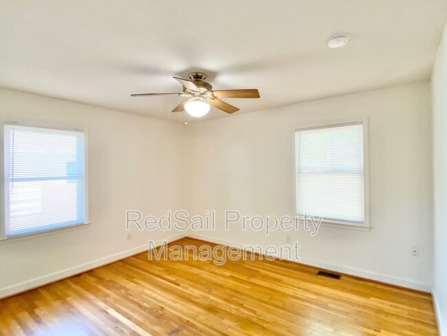 Building Photo - 220 Mona Dr