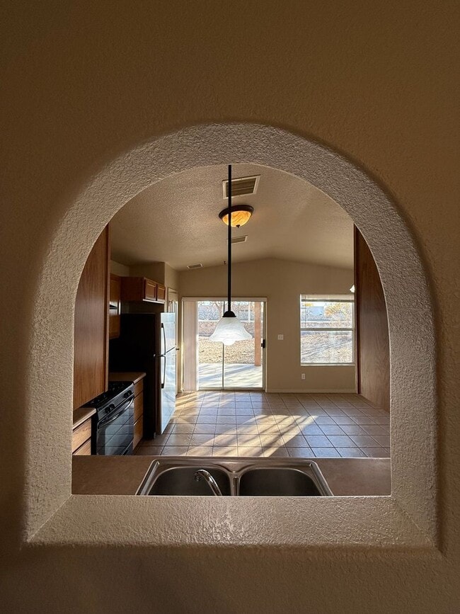 Building Photo - 4 Bedroom, 2 Bathroom House Available Now!