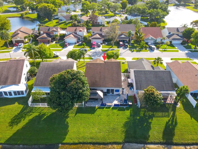 Building Photo - 3875 Circle Lake Dr