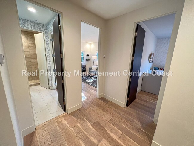 Building Photo - AVAILABLE JANUARY - Fully Furnished Modern...