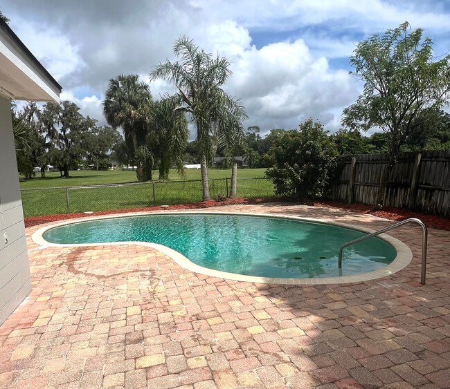 Building Photo - 3/1 -1/2 POOL HOME IN CASSELBERRY